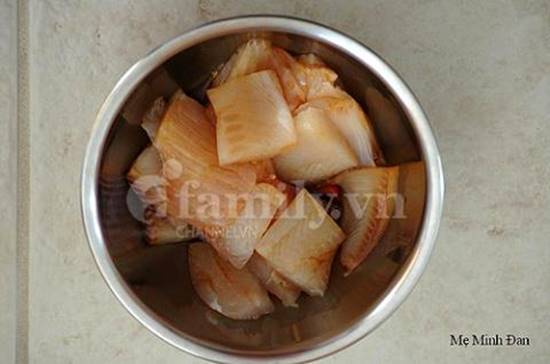 Cách làm món cá kho dứa cay ngọt thơm ngon cho bữa ăn gia đình ngày mưa lạnh phần 4
