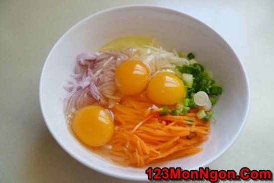 Cách làm món trứng rán rau củ giản đơn mà đủ chất thơm ngon cho các bé phần 4
