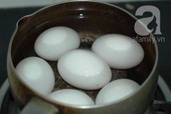 Cách làm thịt heo quay kho trứng đậm đà thơm ngon cho bữa ăn tối phần 3