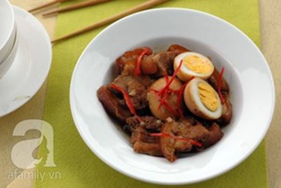 Cách làm thịt heo quay kho trứng đậm đà thơm ngon cho bữa ăn tối phần 9