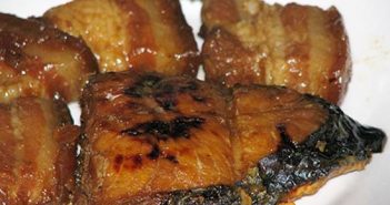 Cách làm món cá thu nướng rim thịt ba chỉ thơm ngon đậm đà cho bữa tối ngày mưa lạnh