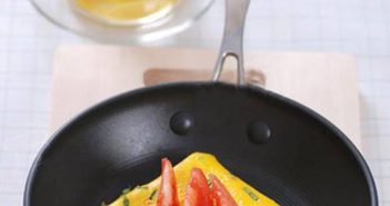 Cách làm trứng tráng cuộn rau diếp đơn giản thơm ngon cho bữa sáng nhanh gọn đủ chất