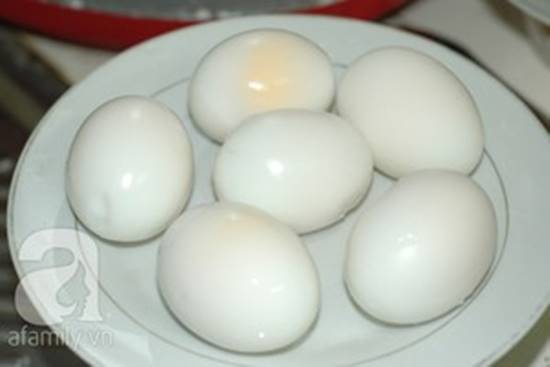 Cách làm thịt heo quay kho trứng đậm đà thơm ngon cho bữa cơm tối phần 4